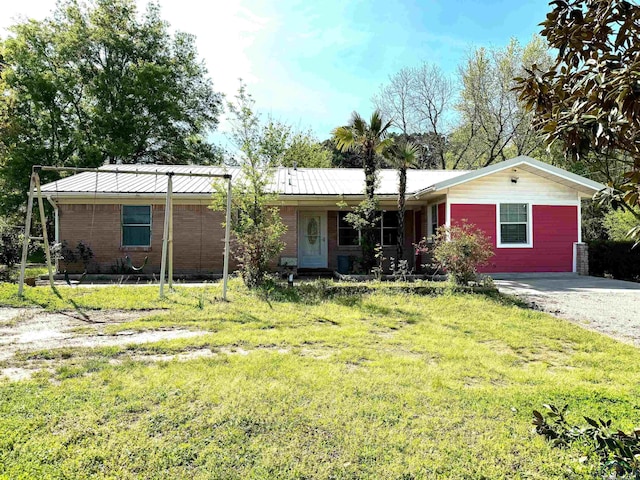 ranch-style home featuring a front lawn