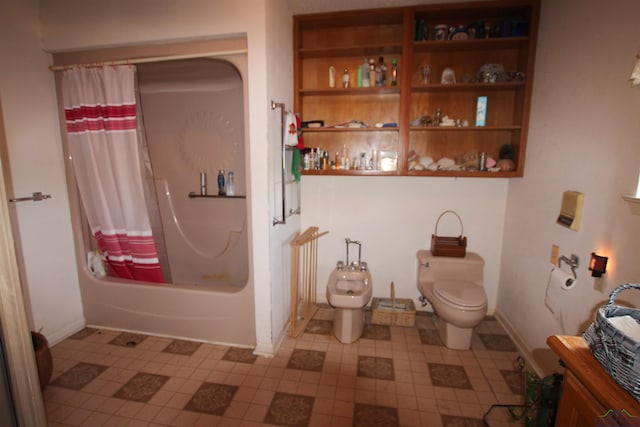 1006 Quitman St, Pittsburg, TX 75686 - full bath with toilet, baseboards, and shower / tub combo