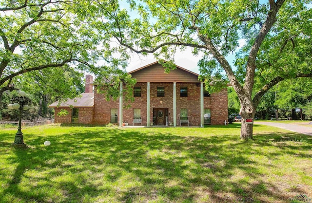1006 Quitman St, Pittsburg, TX 75686 - greek revival house featuring brick siding and a chimney