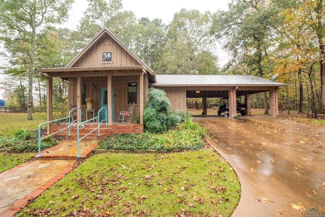 view of front facade featuring covered porch and a carport