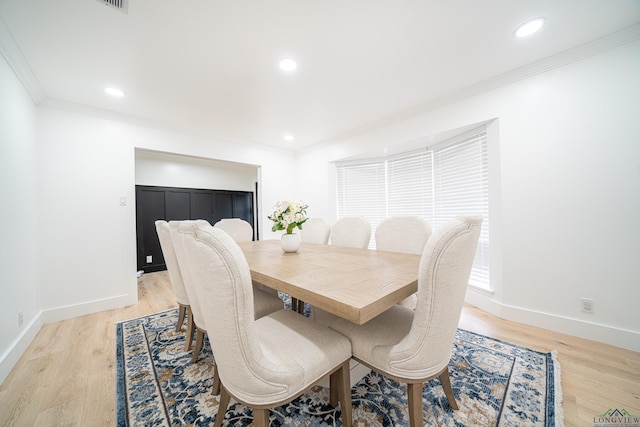 dining space with light wood-style flooring, ornamental molding, baseboards, and recessed lighting