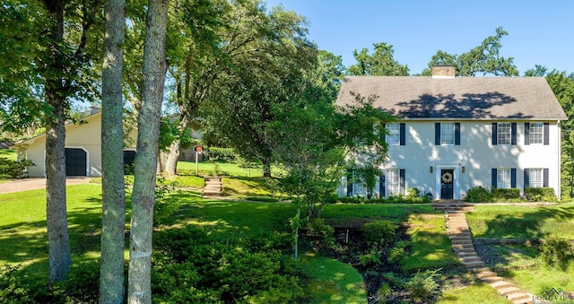 colonial home featuring a front lawn