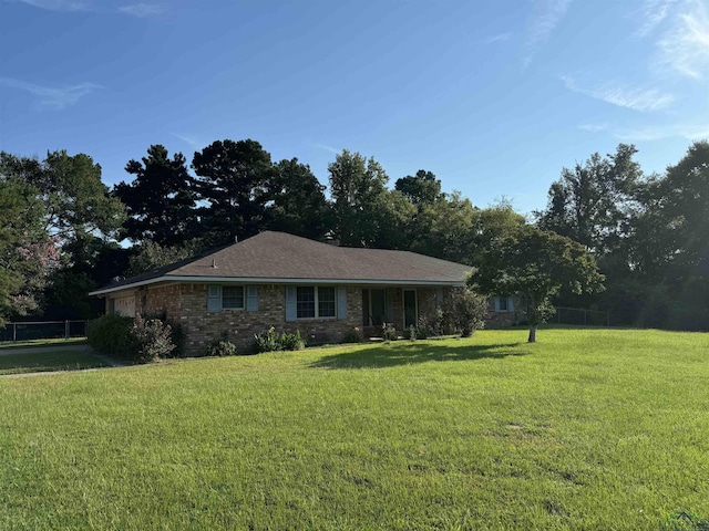 single story home with a front lawn