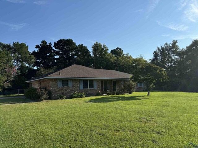 single story home with a front lawn