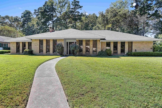 ranch-style house featuring a front yard