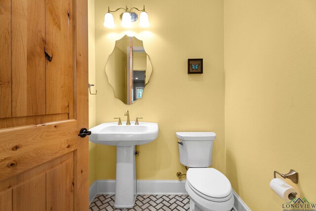 12265 Sable Ln, Whitehouse, TX 75791 - bathroom with toilet, baseboards, and a sink