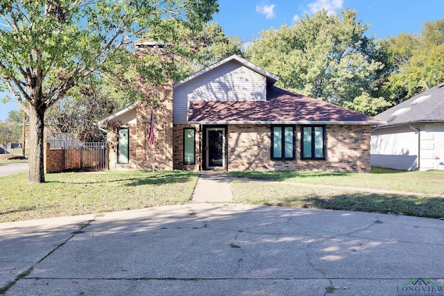 view of front of home featuring a front lawn