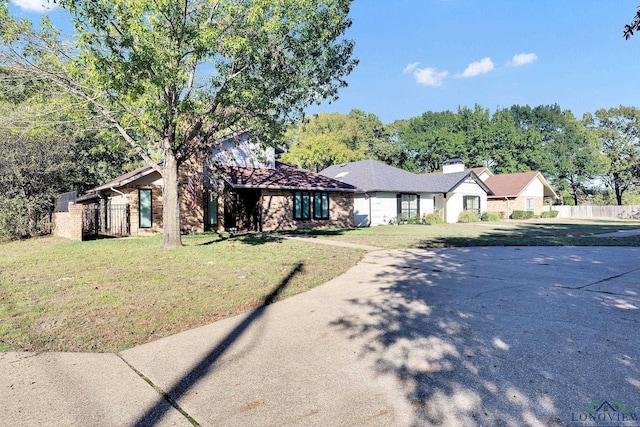 view of front of house featuring a front yard