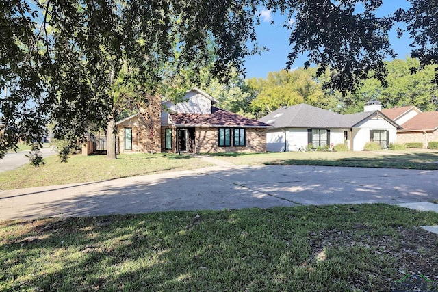 single story home featuring a front yard