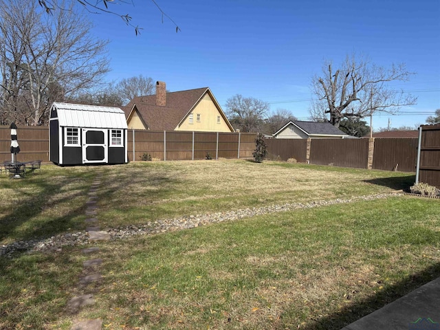 view of yard with a storage unit