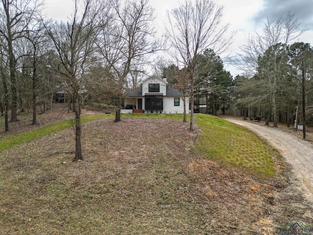 view of front facade featuring a front yard and driveway