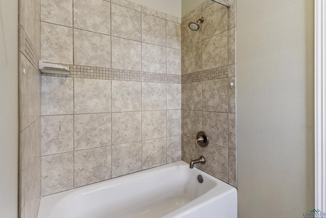 bathroom featuring tiled shower / bath combo