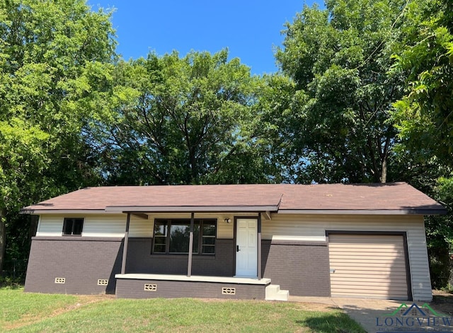 view of front of property featuring a front lawn, a porch, and a garage