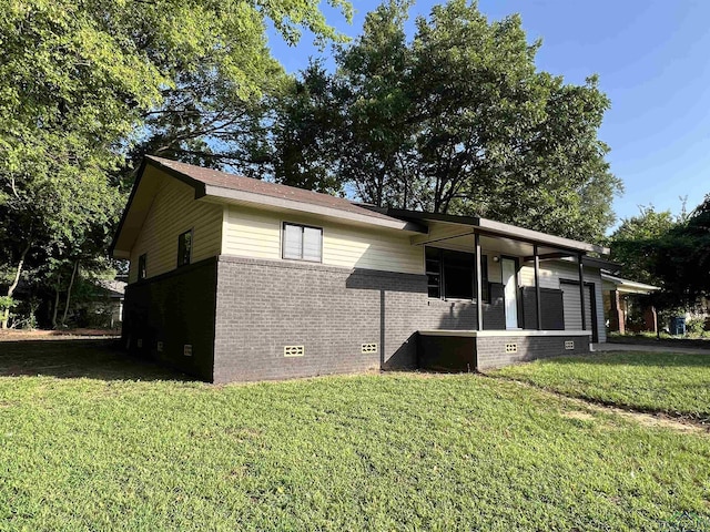 view of front of house with a front lawn