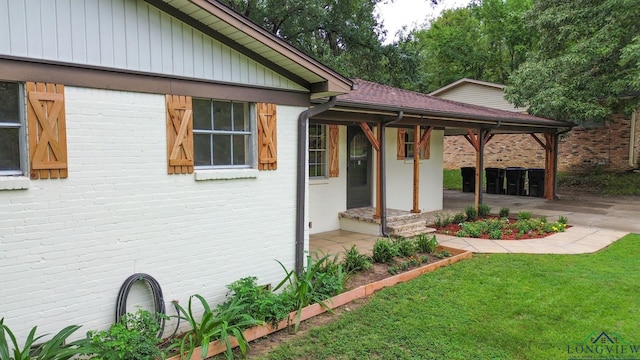 view of side of property featuring a yard