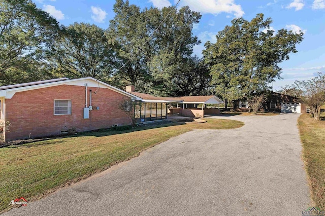 view of front of house featuring a front lawn