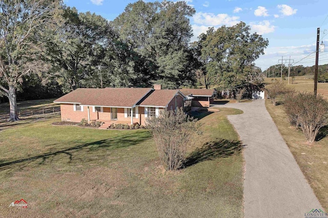 view of front of home featuring a front lawn