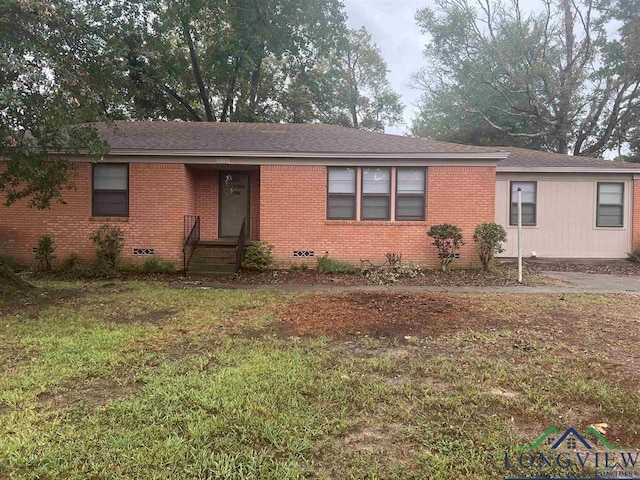 single story home featuring a front lawn