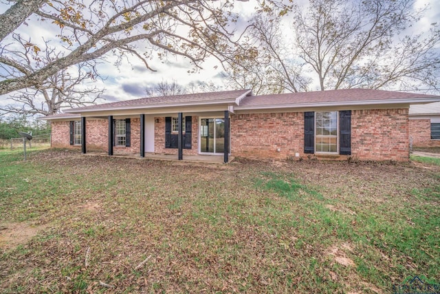 view of front of property featuring a front yard