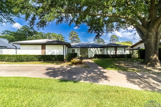 2104 Mccann Rd, Longview, TX 75601 - ranch-style house featuring a front yard