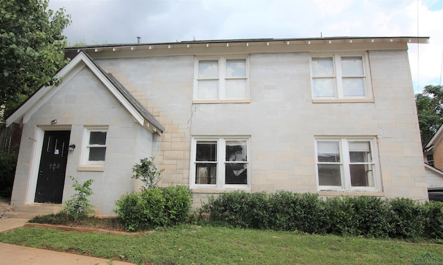 view of front facade featuring a front yard