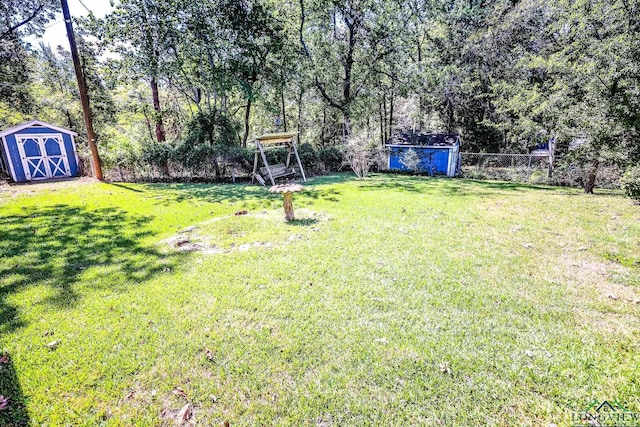 view of yard featuring a storage shed