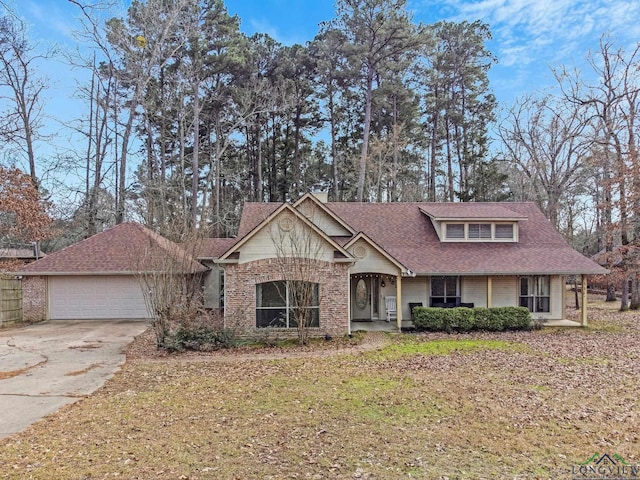 view of front facade featuring a garage and a front yard