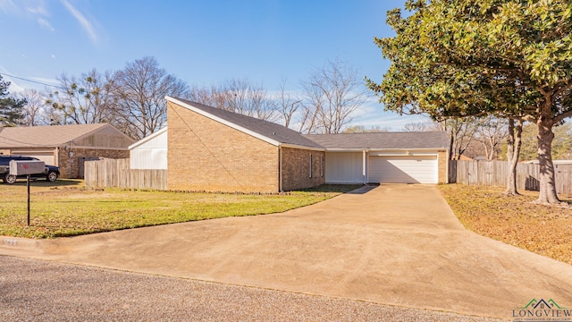 view of front of property featuring a front yard and a garage