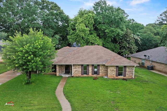 ranch-style home featuring a front lawn