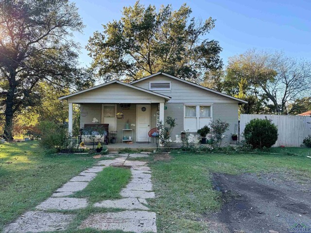 view of front facade featuring a front yard and a porch