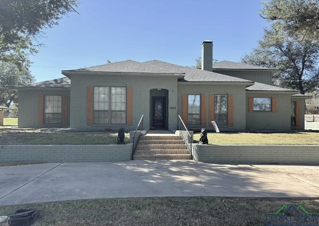 view of front of house featuring a front yard