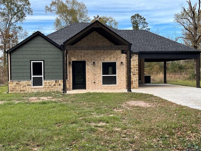 view of front of home with a front yard and a carport