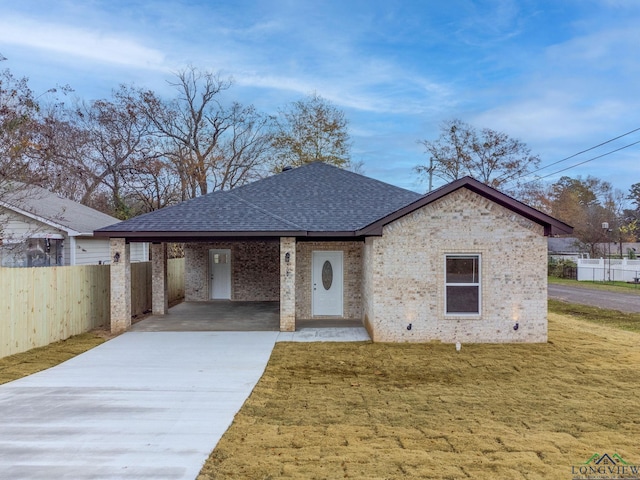 view of front of house featuring a front yard and a carport