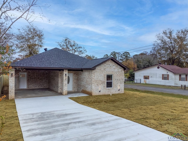 view of front of home with a front lawn and a carport