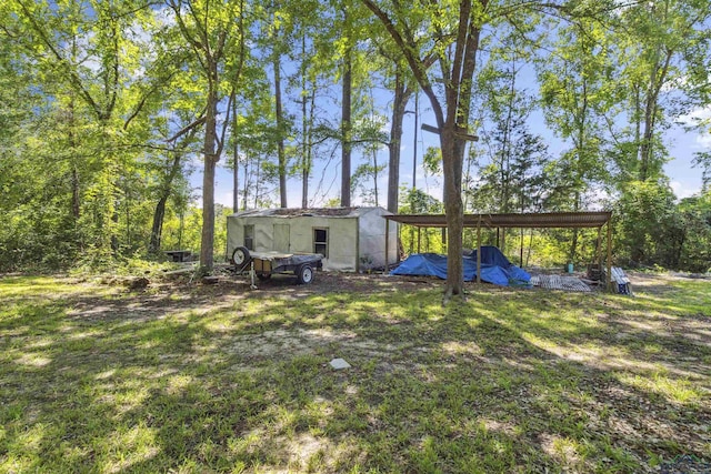 view of yard featuring a carport and a storage shed