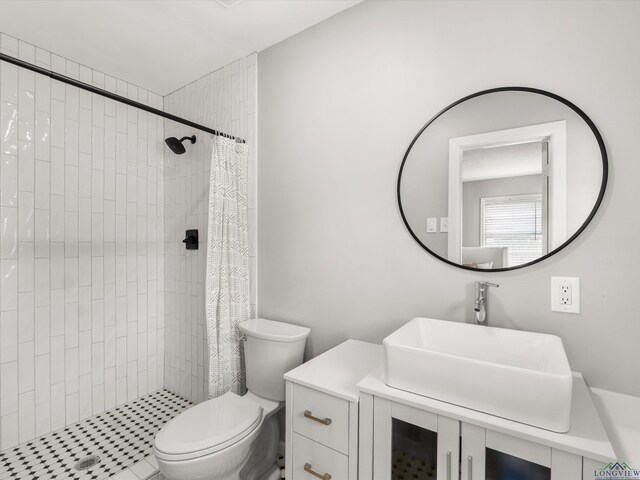 514 N St, Gilmer, TX 75644 - bathroom with vanity and tiled shower