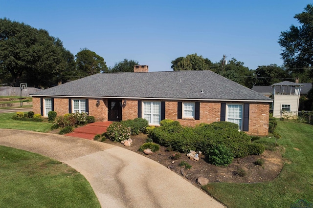 ranch-style house featuring a front yard