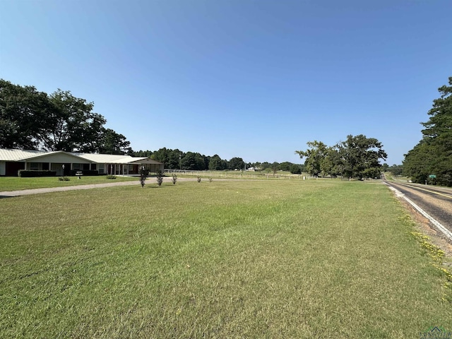 view of yard featuring a rural view