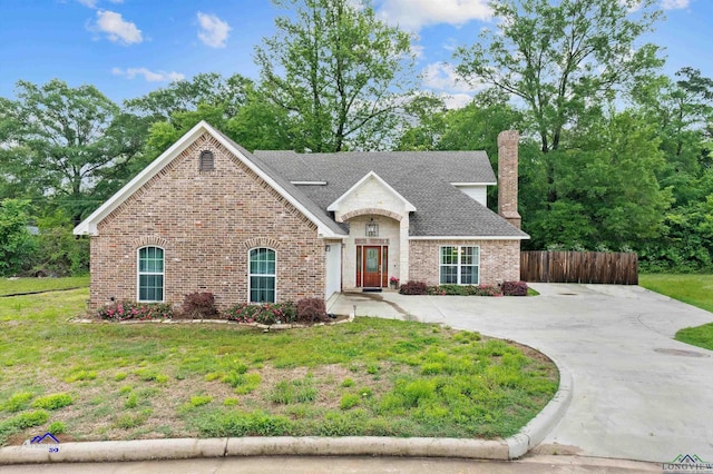 view of front of property featuring a front yard