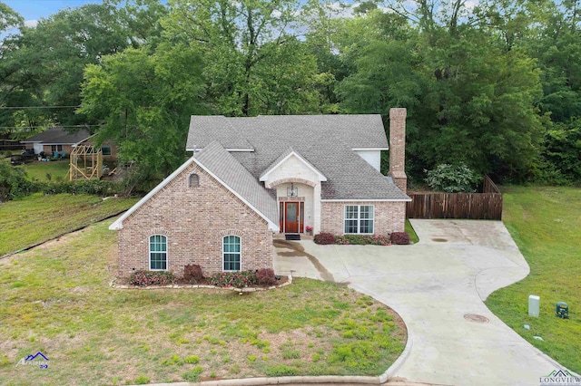 view of front of home featuring a front yard