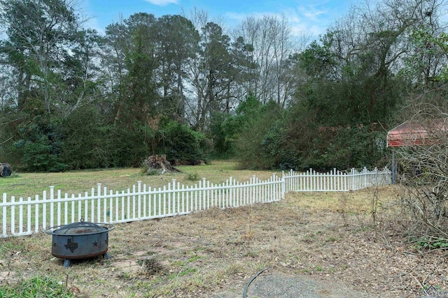 view of yard featuring a fire pit