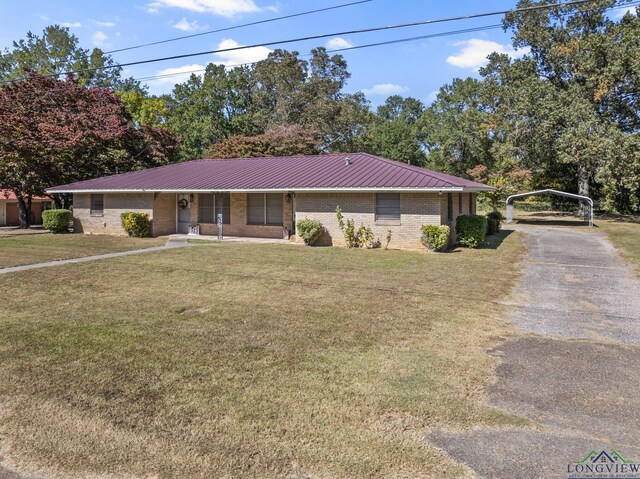 single story home featuring a front yard