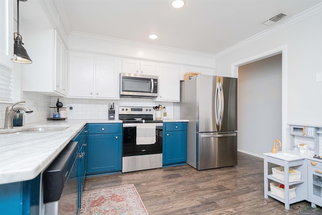 523 Molly Cir, Carthage, TX 75633 - kitchen featuring appliances with stainless steel finishes, blue cabinets, crown molding, dark wood-style flooring, and recessed lighting