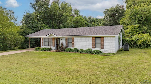 523 Molly Cir, Carthage, TX 75633 - view of front of property with brick siding, concrete driveway, a front yard, and a carport