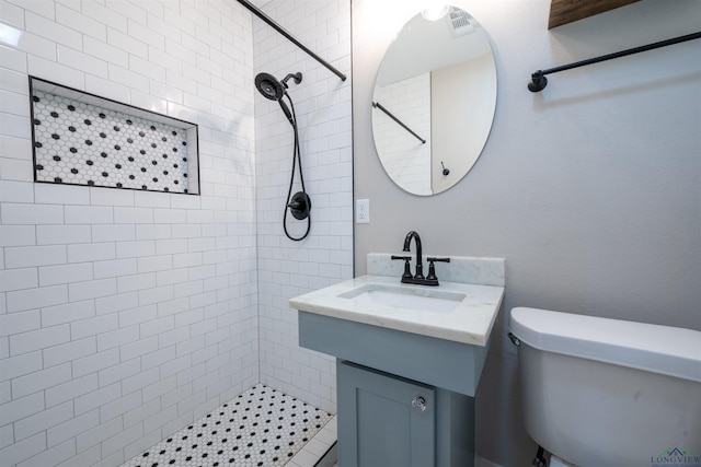 1005 Coushatta Trl, Longview, TX 75605 - full bathroom featuring tiled shower, toilet, and vanity