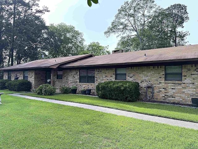 906 Misty Ln, Atlanta, TX 75551 - view of side of home featuring a lawn