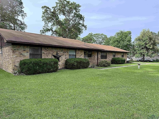 906 Misty Ln, Atlanta, TX 75551 - ranch-style house with a front yard and brick siding