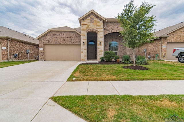 view of front facade featuring a front yard and a garage