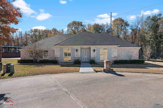 single story home with a front lawn