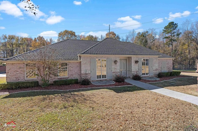 single story home with a front yard